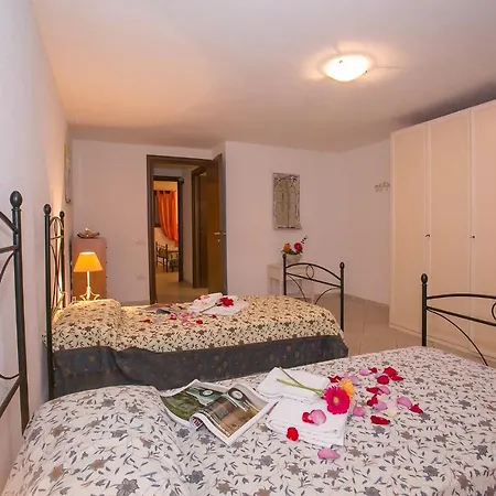 Sleeps 7 Air Con Apartamento Budoni